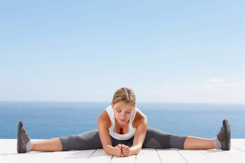 西方人,一个人,坐,横图,室外,白天,正面,锻炼,瑜伽,运动,海浪,海洋,地板,欧洲,欧洲人,仅一个年轻女性,仅一个女性,仅一个人,撑,弯腰,握,阴影,服装,光线,背心,影子,浪花,水平线,云,云朵,辽阔,地面,海平线,云彩,注视,木地板,衣服,蓝色,白色,白云,蓝天,天空,阳光,海水,天,观察,看,广阔,握着,养生,服饰,晴朗,观看,张开双腿,一望无际,察看,撑着,衣着,穿着,关注,海景,弯身,衣饰,无边无际,一马平川,展开双腿,体育,年轻女性,女人,女性,白种人,大海,风浪,海,海水的波动,近岸浪,涌浪,晴空,坐着,彩图,全身,健身,水天相接,水天一线,伸展双腿