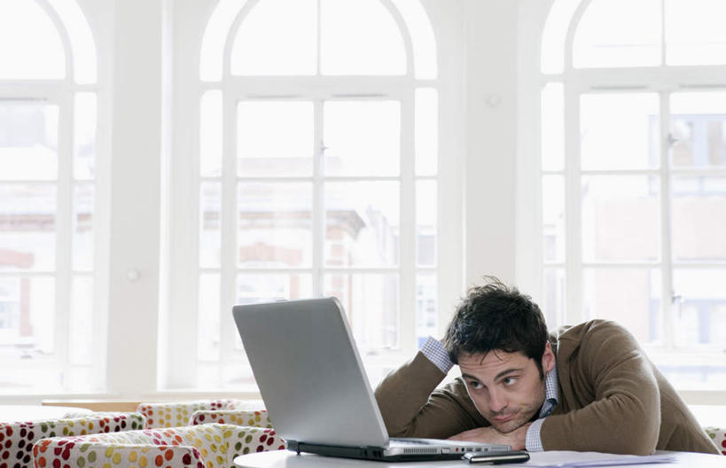 西方人,一个人,商务人士,商务男性,坐,举,横图,室内,白天,正面,衬衫,电脑,笔记本电脑,窗户,落地窗,桌面,桌子,椅子,欧洲,欧洲人,仅一个男性,仅一个人,撑,套装,朦胧,模糊,网络,木制,布料,材料,档案,文件,墙,布纹,注视,通讯设备,玻璃窗,墙壁,墙面,桌布,仅一个年轻男性,餐巾,木制品,资料,台布,观察,看,趴着,托,搭,观看,一台,察看,无线,撑着,搭着,关注,文档,通信设备,商务装,无线网络,无线上网,便携式电脑,工薪阶层,手提电脑,男人,男性,年轻男性,白种人,白领,上班族,举起,举手,举着,趴,向上举,向上伸,向上托,坐着,半身,彩图,衬衣