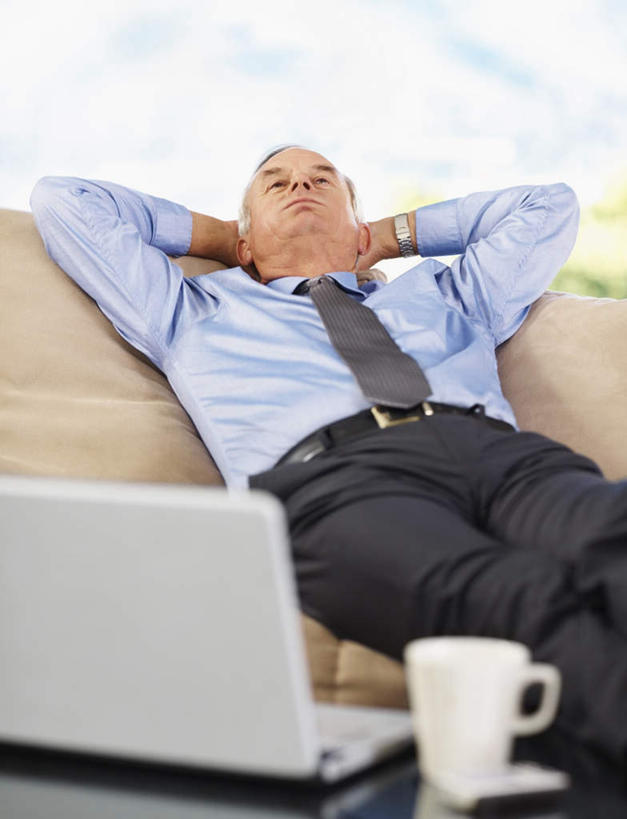 西方人,一个人,商务人士,商务男性,客厅,坐,举,竖图,室内,白天,正面,衬衫,电脑,笔记本电脑,靠垫,沙发,桌子,杯子,欧洲,欧洲人,仅一个男性,仅一个人,套装,网络,木制,瓷器,咖啡杯,靠枕,陶瓷制品,茶几,注视,通讯设备,一个,白色,木制品,垫子,枕头,观察,看,靠,靠着,托,仅一个老年男性,搭,单个,观看,一台,察看,无线,起居室,搭着,关注,瓷杯,通信设备,商务装,无线网络,布艺沙发,无线上网,便携式电脑,工薪阶层,客堂,手提电脑,老年男性,男人,男性,白种人,白领,上班族,举起,举手,举着,向上举,向上伸,向上托,坐着,半身,彩图,衬衣