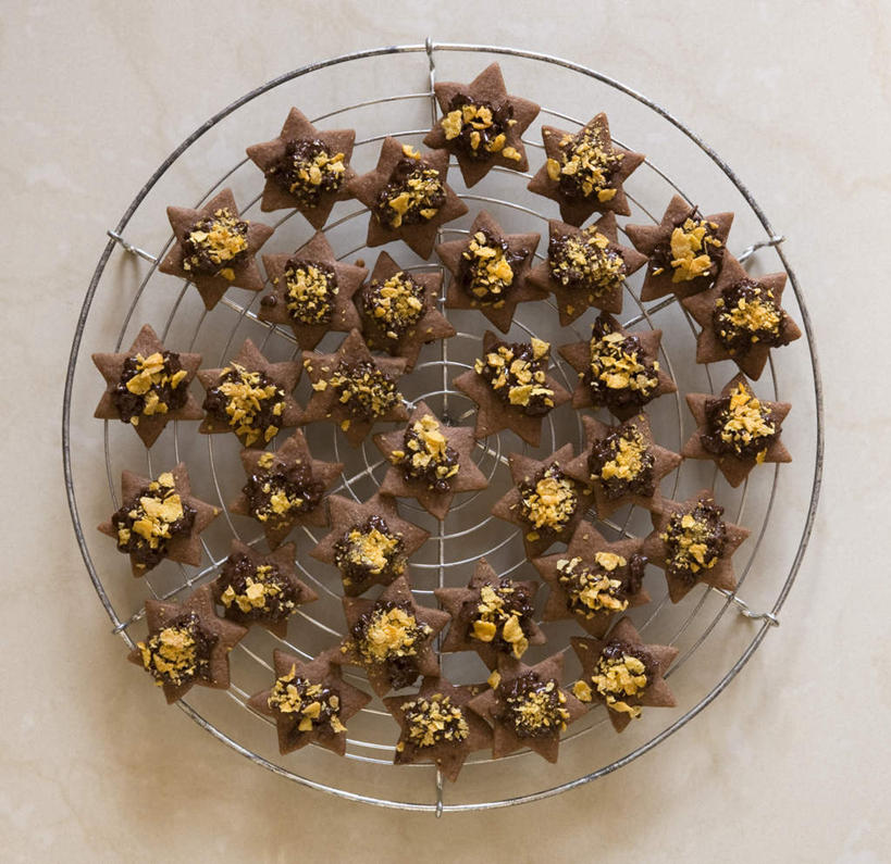 点心,无人,横图,俯视,室内,白天,桌面,桌子,玻璃,许多,木制,星星,食品,糖,糖果,甜点,甜品,曲奇,很多,玻璃制品,食物,一个,木制品,容器,碗,饼干,甜食,零食,巧克力,星形,摄影,影棚,单个,储藏,朱古力,黑巧克力,储存,五角形,曲奇饼,曲奇饼干,五角星,彩图,高角度拍摄,影棚拍摄,拍摄,贮存