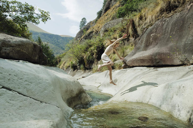 西方人,儿童,一个人,站,举,横图,室外,白天,正面,纯洁,草地,草坪,河流,石头,山,山脉,水,植物,欧洲,欧洲人,仅一个女性,仅一个人,弯腰,握,阴影,服装,光线,石子,影子,河水,山峰,水流,云,云朵,山峦,拿,云彩,拿着,注视,休闲装,草,树,树木,小孩,衣服,蓝色,绿色,白云,蓝天,天空,小溪,阳光,自然,群山,天,溪水,观察,看,托,站着,仅一个小孩,休闲,休闲服,可爱,童年,童趣,抬脚,握着,服饰,生长,晴朗,成长,观看,察看,关注,童真,烂漫,无邪,弯身,天真,女孩,女人,女性,白种人,孩子,石块,岩石,晴空,举起,举手,举着,向上举,向上伸,向上托,站立,彩图,全身,女生