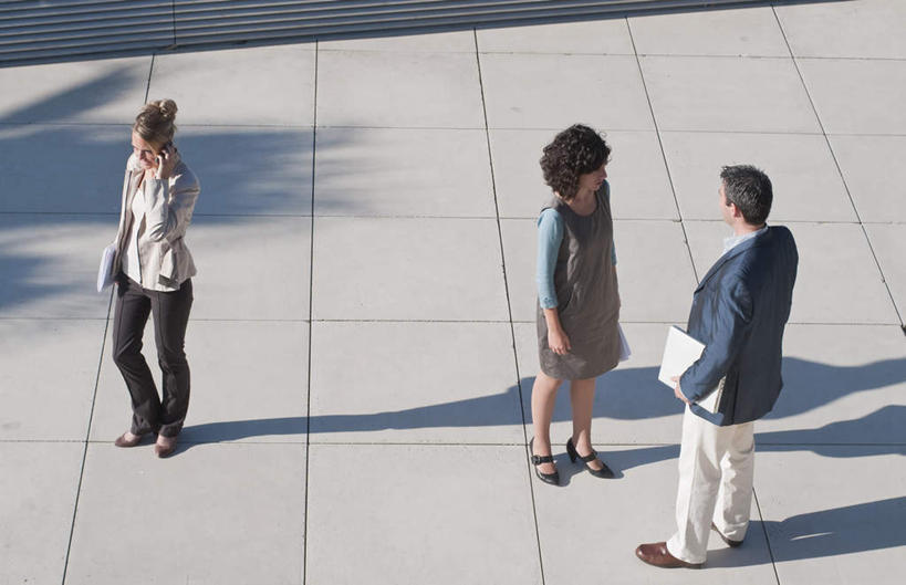 西方人,三个人,同事,商务人士,商务男性,商务女性,站,说,打电话,横图,俯视,室外,白天,衬衫,讨论,成功,合作,团队,集体,信心,电话,手机,欧洲,欧洲人,握,阴影,套装,光线,材料,瓷砖,档案,地砖,文件,影子,地面,拿,拿着,注视,通讯设备,队伍,相视,一个,阳光,资料,观察,看,站着,面对面,握着,单个,观看,对视,察看,领导,互视,成就,关注,文档,相对,商务装,合伙,领袖,工薪阶层,相看,交流,男人,男性,年轻女性,女人,女性,中年男性,白种人,白领,上班族,沟通,讲话,交谈,商讨,说话,谈话,通话,站立,彩图,高角度拍摄,全身,衬衣