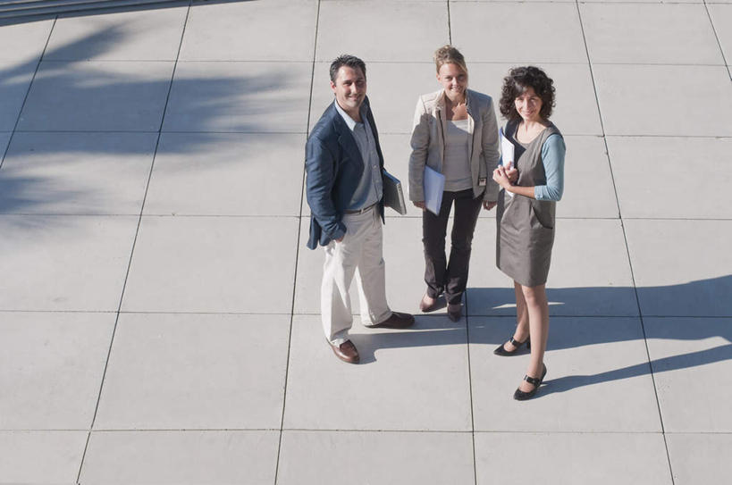 西方人,三个人,同事,商务人士,商务男性,商务女性,站,抱,横图,俯视,室外,白天,衬衫,成功,合作,团队,集体,信心,欧洲,欧洲人,握,阴影,套装,光线,材料,瓷砖,档案,地砖,文件,影子,地面,拿,拿着,扭头,注视,队伍,阳光,资料,观察,看,站着,转头,握着,抱着,观看,察看,领导,搂着,成就,关注,文档,商务装,合伙,领袖,工薪阶层,男人,男性,年轻女性,女人,女性,中年男性,白种人,白领,上班族,搂,搂抱,站立,彩图,高角度拍摄,全身,衬衣