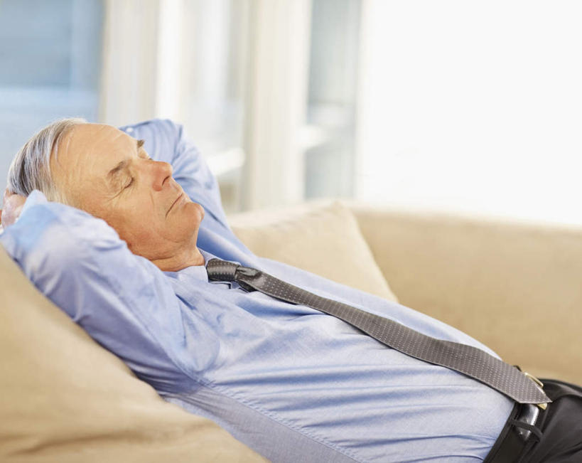 西方人,一个人,商务人士,商务男性,客厅,坐,举,闭眼,睡,横图,室内,白天,正面,衬衫,窗户,靠垫,落地窗,沙发,欧洲,欧洲人,仅一个男性,仅一个人,套装,朦胧,模糊,靠枕,玻璃窗,垫子,枕头,靠,靠着,托,仅一个老年男性,搭,起居室,搭着,商务装,布艺沙发,工薪阶层,客堂,老年男性,男人,男性,白种人,白领,上班族,闭眼睛,闭着眼,闭着眼睛,举起,举手,举着,困,困觉,寝息,睡觉,向上举,向上伸,向上托,坐着,半身,彩图,衬衣