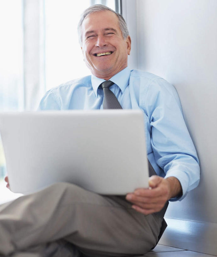 西方人,一个人,商务人士,商务男性,坐,捧,笑,微笑,露齿笑,竖图,室内,白天,正面,衬衫,电脑,笔记本电脑,窗户,欧洲,欧洲人,仅一个男性,仅一个人,套装,网络,材料,档案,文件,纸,墙,注视,通讯设备,玻璃窗,墙壁,墙面,手稿,资料,观察,看,仅一个老年男性,观看,证明,察看,无线,关注,文档,通信设备,商务装,无线网络,无线上网,便携式电脑,工薪阶层,手提电脑,老年男性,男人,男性,白种人,白领,上班族,端,端着,捧着,手捧,坐着,半身,彩图,衬衣