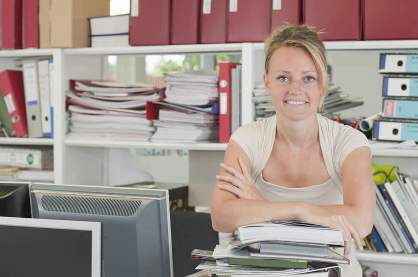 西方人,头发,一个人,商务人士,商务女性,办公室,站,笑,双手交叉,微笑,露齿笑,横图,室内,白天,正面,电脑,显示器,鼠标,键盘,植物,柜子,桌子,欧洲,欧洲人,仅一个年轻女性,仅一个女性,仅一个人,一堆,许多,堆叠,堆积,套装,网络,材料,档案,盆栽,文件,办公桌,盆景,注视,输入设备,通讯设备,绿色,自然,资料,观察,看,站着,金色,台式电脑,生长,成长,观看,堆,察看,双手抱胸,关注,文档,通信设备,商务装,档案柜,工薪阶层,输出设备,年轻女性,女人,女性,白种人,白领,上班族,站立,半身,彩图