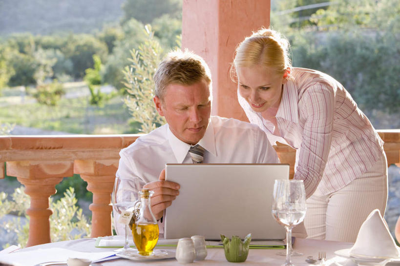 西方人,两个人,同事,商务人士,商务男性,商务女性,餐厅,栏杆,露台,站,坐,笑,说,微笑,露齿笑,横图,室外,白天,正面,衬衫,讨论,成功,合作,团队,集体,信心,电脑,笔记本电脑,植物,餐桌,阳台,桌面,桌子,杯子,椅子,欧洲,欧洲人,弯腰,阴影,套装,光线,网络,材料,档案,扶手,高脚杯,文件,影子,纸,调料,红酒杯,调味品,调味料,注视,通讯设备,队伍,调味瓶,护栏,玻璃制品,树,树木,绿色,阳光,自然,酒杯,手稿,资料,观察,看,站着,生长,成长,餐台,观看,证明,察看,无线,领导,葡萄酒杯,成就,关注,文档,通信设备,商务装,无线网络,合伙,领袖,无线上网,便携式电脑,工薪阶层,弯身,交流,手提电脑,男人,男性,年轻女性,女人,女性,中年男性,白种人,白领,上班族,玻璃杯,沟通,讲话,交谈,商讨,说话,谈话,站立,坐着,半身,彩图,衬衣,餐馆,饭店,饭馆,露天阳台