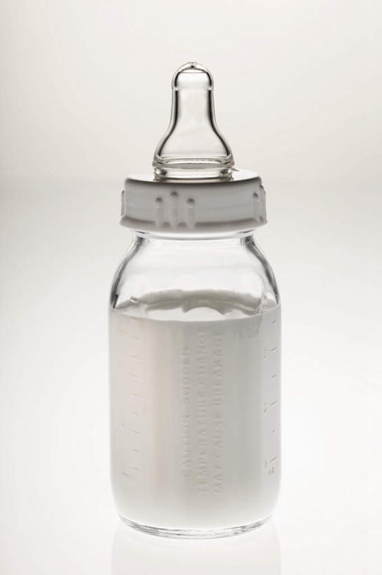 牛奶,无人,竖图,室内,特写,白天,白色背景,正面,桌面,桌子,阴影,反射,奶瓶,影子,饮品,营养,饮料,一个,瓶子,容器,摄影,影棚,单个,奶嘴,婴儿用品,储藏,乳制品,奶,牛乳,储存,安神,彩图,影棚拍摄,拍摄,贮存