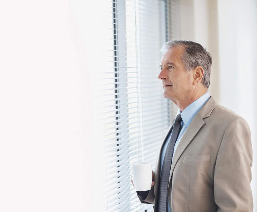 咖啡,西方人,一个人,商务人士,商务男性,办公室,站,笑,微笑,横图,室内,白天,侧面,衬衫,幸福,窗户,杯子,欧洲,欧洲人,仅一个男性,仅一个人,握,阴影,套装,光线,瓷器,影子,墙,咖啡杯,陶瓷制品,一杯,拿,拿着,注视,娱乐,玻璃窗,墙壁,墙面,饮料,阳光,观察,看,站着,仅一个老年男性,享受,休闲,温馨,放松,乐趣,握着,观看,察看,提神,舒适,关注,瓷杯,醒脑,商务装,工薪阶层,软饮料,老年男性,男人,男性,白种人,白领,上班族,站立,半身,彩图,衬衣