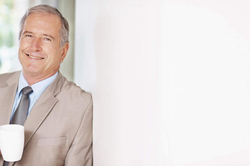 咖啡,西方人,一个人,商务人士,商务男性,办公室,站,笑,微笑,露齿笑,横图,室内,白天,正面,衬衫,幸福,窗户,杯子,欧洲,欧洲人,仅一个男性,仅一个人,套装,朦胧,模糊,瓷器,墙,咖啡杯,陶瓷制品,一杯,注视,娱乐,玻璃窗,墙壁,墙面,饮料,观察,看,站着,仅一个老年男性,享受,休闲,温馨,放松,乐趣,观看,察看,提神,舒适,关注,瓷杯,醒脑,商务装,工薪阶层,软饮料,老年男性,男人,男性,白种人,白领,上班族,站立,半身,彩图,衬衣