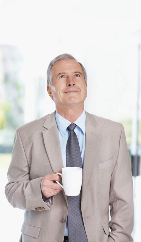 咖啡,西方人,一个人,商务人士,商务男性,办公室,站,笑,微笑,露齿笑,竖图,室内,白天,正面,衬衫,幸福,窗户,杯子,欧洲,欧洲人,仅一个男性,仅一个人,套装,朦胧,模糊,瓷器,墙,咖啡杯,陶瓷制品,一杯,注视,娱乐,玻璃窗,墙壁,墙面,饮料,观察,看,站着,仅一个老年男性,享受,休闲,温馨,放松,乐趣,观看,察看,提神,舒适,关注,瓷杯,醒脑,商务装,手插袋,单手插袋,工薪阶层,单手抄兜,单手放兜,软饮料,老年男性,男人,男性,白种人,白领,上班族,插兜,手插兜,手放口袋,站立,半身,彩图,衬衣,手抄兜