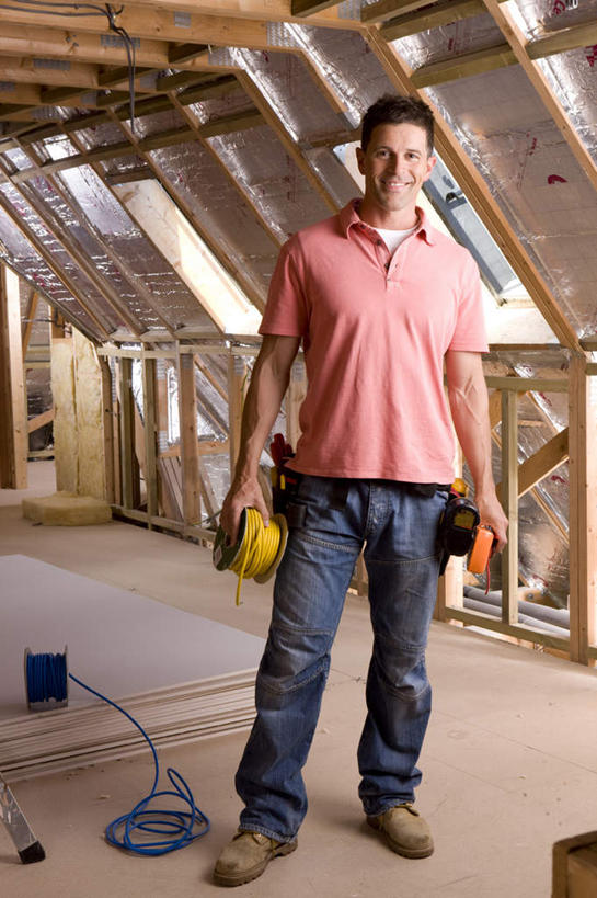 西方人,一个人,栏杆,站,笑,微笑,竖图,室内,白天,正面,T恤衫,地板,欧洲,欧洲人,仅一个男性,仅一个人,仅一个中年男性,握,服装,裤子,测量,标志,电器,数字,文字,字符,屋顶,围栏,指针,地面,拿,T恤,顶棚,拿着,注视,牛仔裤,休闲装,标识,护栏,木地板,电表,火表,衣服,粉色,观察,看,站着,休闲,休闲服,握着,阿拉伯数字,服饰,观看,察看,关注,仪表盘,电度表,电能表,仪表,男人,男性,中年男性,白种人,站立,彩图,全身