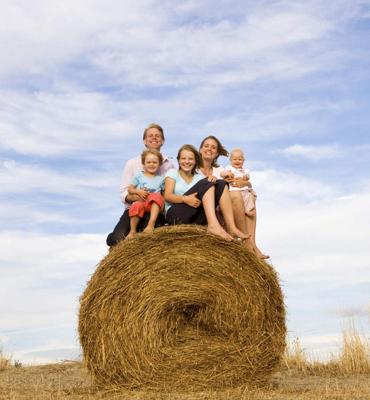 西方人,婴儿,儿童,中年人,家庭,夫妻,母亲,父亲,女儿,儿子,农田,坐,抱,笑,微笑,露齿笑,竖图,室外,白天,仰视,爱情,纯洁,庄稼,农作物,欧洲,欧洲人,五个人,阴影,服装,卷曲,光线,圆形,影子,云,云朵,干草,许多人,浪漫,云彩,注视,休闲装,光脚,小孩,衣服,蓝色,白云,蓝天,天空,阳光,草垛,天,观察,看,一群人,休闲,温暖,温馨,父女,父子,母女,母子,一家人,赤脚,休闲服,恩爱,父爱,可爱,母爱,童年,童趣,恋人,服饰,晴朗,抱着,观看,和睦,察看,搂着,关注,宝宝,童真,烂漫,无邪,干草垛,天真,男孩,男人,男性,女孩,女人,女性,中年男性,中年女性,白种人,孩子,夫妇,情侣,晴空,搂,搂抱,坐着,彩图,低角度拍摄,全身,耕地,庄稼田,伴侣,融洽,男生,女生