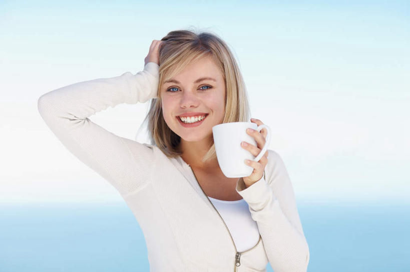 咖啡,西方人,一个人,站,笑,微笑,露齿笑,横图,室外,白天,正面,幸福,海浪,海洋,杯子,欧洲,欧洲人,仅一个年轻女性,仅一个女性,仅一个人,撑,握,阴影,服装,朦胧,模糊,光线,影子,陶瓷,浪花,水平线,云,云朵,辽阔,陶瓷制品,海平线,一杯,拿,云彩,拿着,托腮,注视,休闲装,娱乐,饮料,衣服,蓝色,白色,白云,蓝天,天空,阳光,海水,马克杯,水杯,天,观察,看,托,站着,享受,休闲,广阔,温馨,休闲服,放松,乐趣,握着,服饰,晴朗,观看,一望无际,察看,提神,舒适,关注,托下巴,醒脑,海景,软饮料,无边无际,一马平川,年轻女性,女人,女性,白种人,大海,风浪,海,海水的波动,近岸浪,涌浪,晴空,站立,半身,彩图,水天相接,水天一线