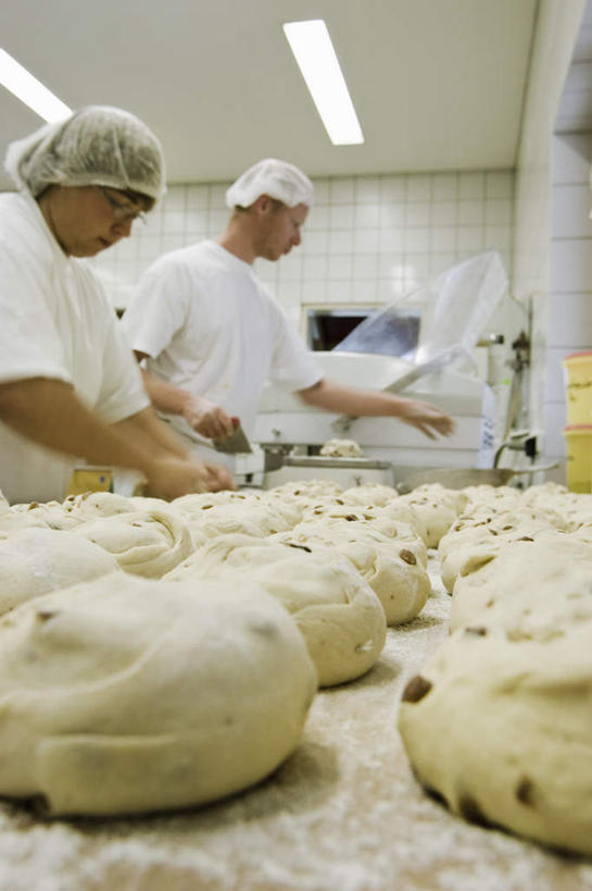 点心,面包,西方人,两个人,烘培师,商店,站,竖图,室内,白天,正面,工作服,制服,厨房,天花板,桌面,桌子,帽子,欧洲,欧洲人,制作,墙,面团,食品,面点,注视,商铺,墙壁,墙面,食物,糕点,白色,观察,看,站着,揉,观看,察看,关注,市肆,商号,工作制服,面包店,男人,男性,中年男性,白种人,糕点师,面包师,站立,半身,彩图,工作套服,灶间,店铺,厨房料理台,料理台