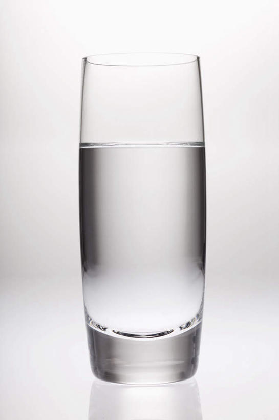 无人,竖图,室内,特写,白天,白色背景,正面,水,桌面,桌子,杯子,阴影,反射,液体,影子,一杯,饮用水,玻璃制品,水杯,矿泉水,摄影,影棚,蒸馏水,玻璃杯,彩图,影棚拍摄,拍摄