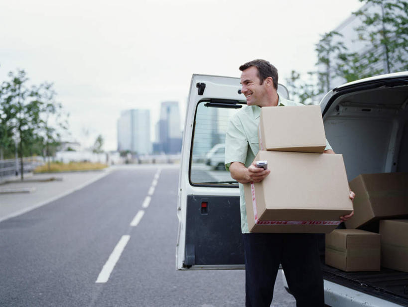 西方人,一个人,站,捧,笑,搬运,微笑,露齿笑,横图,室外,白天,正面,植物,道路,路,公路,汽车,欧洲,欧洲人,仅一个男性,仅一个人,仅一个中年男性,一堆,许多,阴影,堆叠,堆积,光线,包装,影子,纸箱,分界线,停车线,交通,面包车,注视,车,树,树木,绿色,天空,阳光,自然,车门,容器,箱子,交通工具,天,观察,看,站着,快递员,生长,成长,观看,堆,车行道,车行道分界线,察看,关注,载具,纸板箱,标线,快递,速递,包装箱,车行线,男人,男性,中年男性,白种人,马路,搬,端,端着,捧着,手捧,站立,半身,彩图