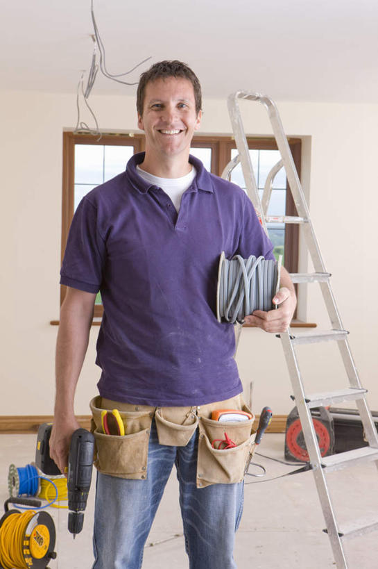 西方人,一个人,站,笑,攀登,微笑,露齿笑,竖图,室内,白天,正面,T恤衫,窗户,天花板,欧洲,欧洲人,仅一个男性,仅一个人,仅一个中年男性,握,服装,梯子,阶梯,墙,拿,T恤,拿着,注视,休闲装,玻璃窗,墙壁,墙面,衣服,紫色,观察,看,站着,休闲,休闲服,爬,握着,服饰,工具包,观看,上升,电钻,察看,关注,人字梯,手电钻,线轴,电动工具,登高,男人,男性,中年男性,白种人,攀爬,站立,半身,彩图