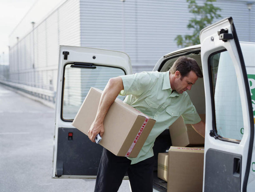 西方人,一个人,栏杆,站,笑,微笑,露齿笑,横图,室外,白天,正面,道路,路,公路,汽车,欧洲,欧洲人,仅一个男性,仅一个人,仅一个中年男性,许多,阴影,光线,包装,影子,纸箱,墙,围栏,交通,面包车,注视,护栏,墙壁,墙面,车,阳光,容器,箱子,交通工具,扶,观察,看,站着,快递员,观看,察看,扶着,关注,载具,纸板箱,快递,速递,包装箱,男人,男性,中年男性,白种人,马路,站立,半身,彩图