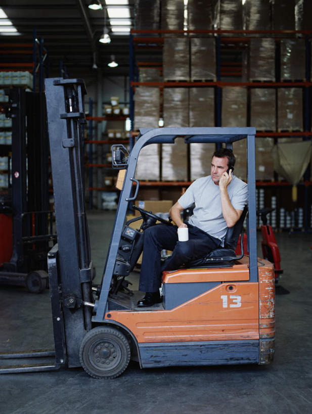 咖啡,西方人,一个人,坐,打电话,搬运,竖图,室内,白天,正面,幸福,技术,杯子,电话,手机,欧洲,欧洲人,仅一个男性,仅一个人,仅一个中年男性,一堆,一辆,许多,停靠,握,堆叠,堆积,服装,包装,瓷器,纸箱,咖啡杯,陶瓷制品,地面,一杯,拿,仓库,拿着,注视,休闲装,娱乐,通讯设备,车,饮料,衣服,容器,箱子,交通工具,观察,看,享受,休闲,温馨,休闲服,机械,工程车,放松,乐趣,握着,工业,服饰,观看,堆,工程,叉车,察看,提神,舒适,关注,载具,纸板箱,瓷杯,醒脑,包装箱,软饮料,交通运输,工作车,交流,男人,男性,中年男性,白种人,沟通,通话,坐着,彩图,全身