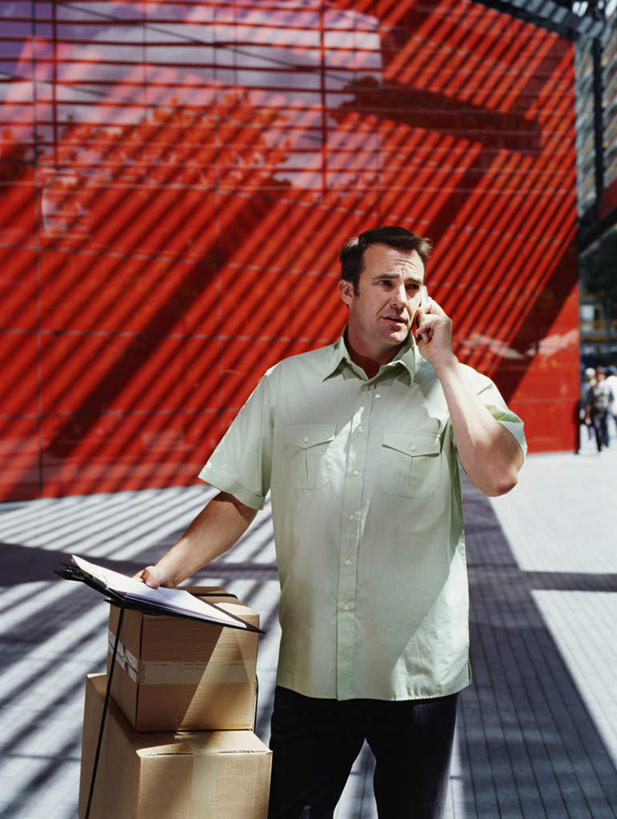 西方人,一个人,站,笑,打电话,微笑,竖图,室外,白天,正面,工作服,衬衫,制服,电话,手机,欧洲,欧洲人,仅一个男性,仅一个人,仅一个中年男性,握,包装,纸箱,墙,地面,拿,拿着,注视,通讯设备,墙壁,墙面,红色,容器,箱子,扶,观察,看,站着,快递员,握着,观看,察看,扶着,关注,纸板箱,记录板,快递,速递,记事板,包装箱,工作制服,交流,男人,男性,中年男性,白种人,沟通,通话,站立,半身,彩图,衬衣,工作套服