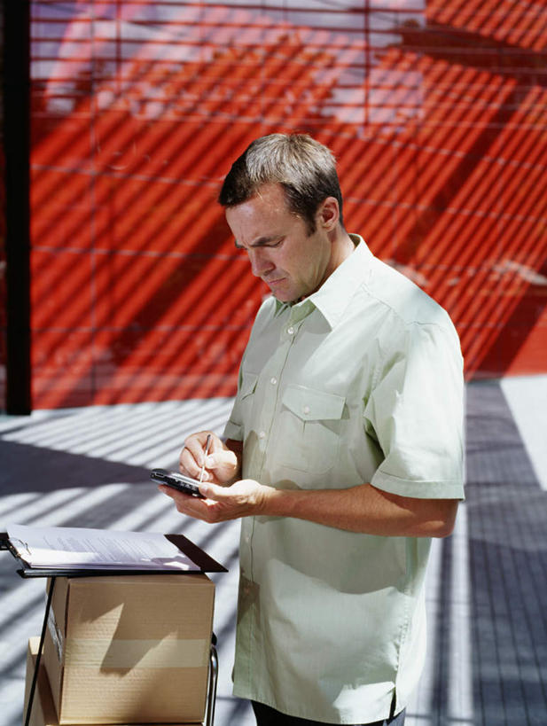 西方人,一个人,站,竖图,室外,白天,侧面,工作服,衬衫,制服,欧洲,欧洲人,仅一个男性,仅一个人,仅一个中年男性,握,写字,阴影,光线,包装,影子,纸箱,墙,地面,拿,拿着,注视,墙壁,墙面,阳光,容器,箱子,观察,看,站着,快递员,握着,观看,察看,书写,关注,纸板箱,记录板,快递,速递,记事板,包装箱,工作制服,男人,男性,中年男性,白种人,站立,半身,彩图,衬衣,工作套服