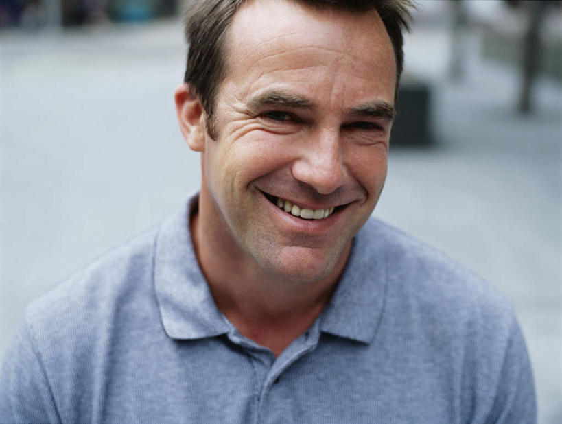 西方人,脸,头,脸颊,一个人,站,笑,微笑,露齿笑,横图,室外,特写,白天,正面,道路,路,公路,欧洲,欧洲人,仅一个男性,仅一个人,仅一个中年男性,服装,朦胧,模糊,地面,交通,注视,休闲装,肩膀,衣服,灰色,观察,看,站着,休闲,休闲服,服饰,观看,察看,关注,男人,男性,中年男性,白种人,头部,脸部,脸蛋,面部,马路,站立,半身,彩图