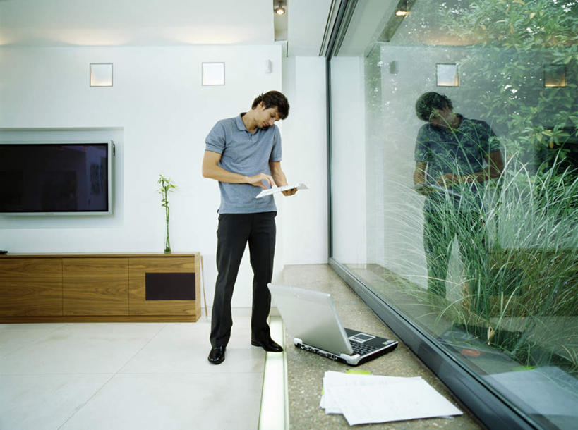 西方人,一个人,商务人士,商务男性,站,打电话,横图,室内,白天,正面,衬衫,电脑,笔记本电脑,窗户,柜子,天花板,电话,电视,手机,欧洲,欧洲人,仅一个男性,仅一个人,仅一个中年男性,握,套装,环保,网络,材料,档案,文件,纸,墙,拿,拿着,注视,通讯设备,玻璃窗,窗台,墙壁,墙面,绿色,手稿,资料,橱柜,液晶电视,观察,看,站着,清晰,握着,轻薄,能源,观看,证明,回收,资源,察看,无线,关注,彩电,文档,通信设备,商务装,无线网络,无线上网,便携式电脑,利用,工薪阶层,便携,低碳,循环,彩色电视机,持续,交流,手提电脑,男人,男性,中年男性,白种人,白领,上班族,电视机,沟通,通话,站立,彩图,全身,衬衣,高清