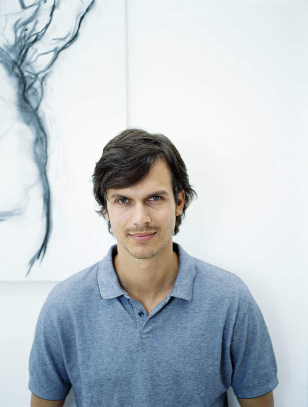 西方人,一个人,站,笑,微笑,竖图,室内,白天,正面,T恤衫,欧洲,欧洲人,仅一个男性,仅一个人,仅一个中年男性,服装,装饰,墙,T恤,注视,休闲装,墙壁,墙面,衣服,观察,看,站着,休闲,休闲服,摄影,服饰,影棚,观看,华丽,修饰,点缀,察看,关注,衬托,美观,雅致,雅观,男人,男性,中年男性,白种人,装饰画,站立,半身,彩图,影棚拍摄,拍摄