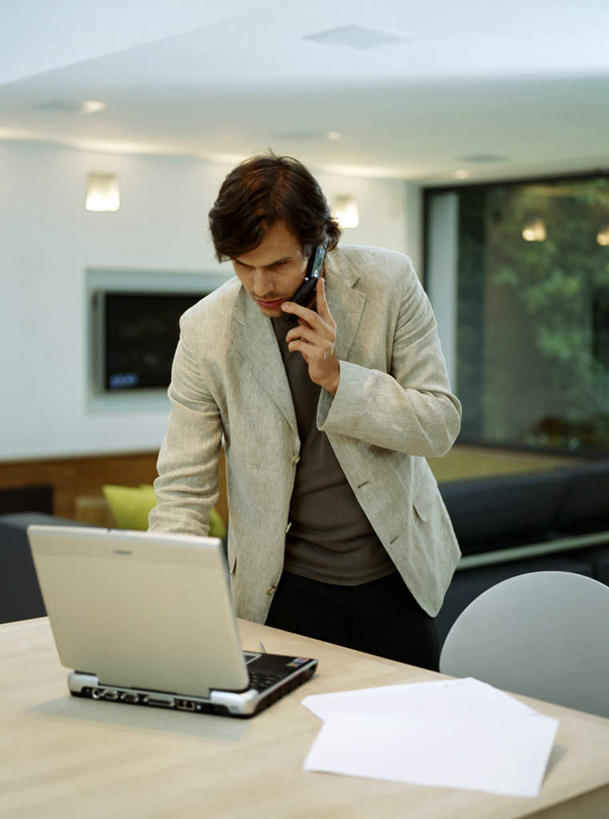 西方人,一个人,商务人士,商务男性,客厅,站,打电话,竖图,室内,白天,正面,衬衫,电脑,笔记本电脑,柜子,沙发,天花板,桌面,桌子,电话,电视,手机,照明,欧洲,欧洲人,仅一个男性,仅一个人,仅一个中年男性,敲打,握,套装,环保,网络,木制,材料,档案,文件,纸,灯光,拿,拿着,注视,输入,通讯设备,顶灯,灯,绿色,木制品,手稿,资料,橱柜,灯具,液晶电视,打字,观察,看,站着,清晰,握着,轻薄,能源,观看,点击,敲击,证明,照亮,回收,资源,察看,无线,起居室,照明设备,关注,彩电,文档,通信设备,商务装,无线网络,布艺沙发,无线上网,便携式电脑,利用,工薪阶层,便携,低碳,循环,彩色电视机,持续,客堂,交流,按键,手提电脑,男人,男性,中年男性,白种人,白领,上班族,电视机,沟通,通话,站立,半身,彩图,衬衣,高清