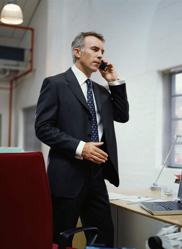 西方人,一个人,商务人士,商务男性,站,打电话,竖图,室内,白天,正面,衬衫,电脑,笔记本电脑,天花板,桌面,桌子,电话,手机,椅子,照明,欧洲,欧洲人,仅一个男性,仅一个人,仅一个中年男性,握,套装,网络,办公桌,墙,灯光,拿,拿着,注视,通讯设备,顶灯,墙壁,墙面,灯,会议椅,灯具,观察,看,站着,握着,观看,办公椅,照亮,察看,无线,照明设备,关注,通信设备,商务装,无线网络,无线上网,便携式电脑,工薪阶层,商务椅,培训椅,交流,手提电脑,男人,男性,中年男性,白种人,白领,上班族,沟通,通话,站立,半身,彩图,衬衣