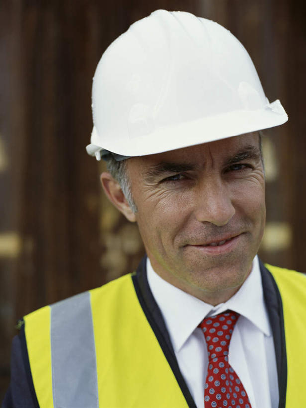 西方人,脸,头,脸颊,一个人,商务人士,商务男性,站,笑,微笑,竖图,室外,特写,白天,正面,工作服,衬衫,制服,帽子,欧洲,欧洲人,仅一个男性,仅一个人,仅一个中年男性,套装,头盔,领带,注视,肩膀,黄色,白色,安全帽,建筑工地,观察,看,站着,观看,察看,象征,庄重,关注,商务装,身份,工薪阶层,正式,地位,地盘,建筑地盘,施工地盘,工作制服,男人,男性,中年男性,白种人,头部,脸部,脸蛋,面部,白领,上班族,站立,半身,彩图,衬衣,工作套服,工地,安全服,反光背心,反光服,反光衣