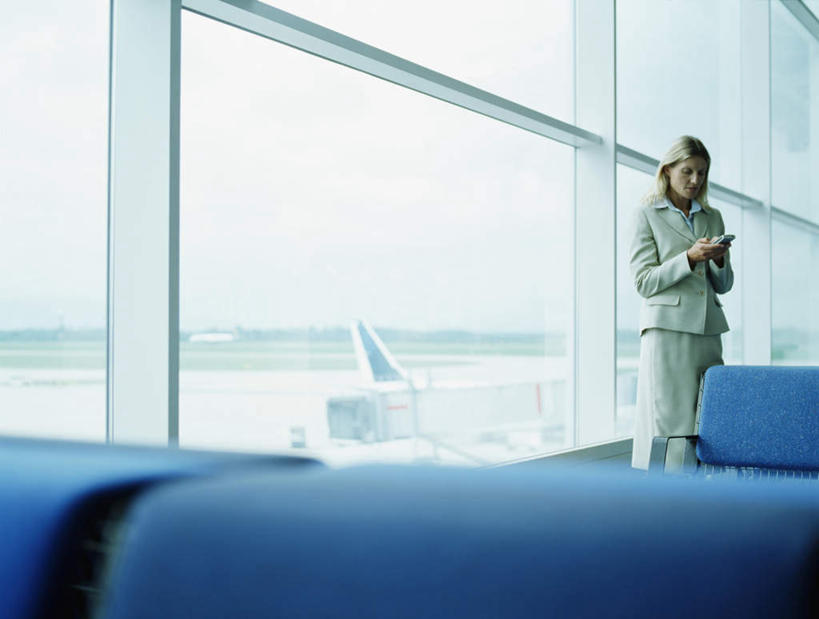 西方人,一个人,商务人士,商务女性,机场,站,打电话,横图,室内,白天,正面,窗户,落地窗,飞机,飞机场,电话,手机,椅子,欧洲,欧洲人,仅一个女性,仅一个人,握,套装,交通,拿,拿着,注视,通讯设备,航空,候机厅,玻璃窗,蓝色,停机坪,交通工具,观察,看,站着,仅一个中年女性,金色,握着,运输,观看,察看,客机,关注,载具,候机室,商务装,工薪阶层,排椅,待机室,交流,女人,女性,中年女性,白种人,长发,白领,上班族,航空站,空港,沟通,通话,站立,半身,彩图