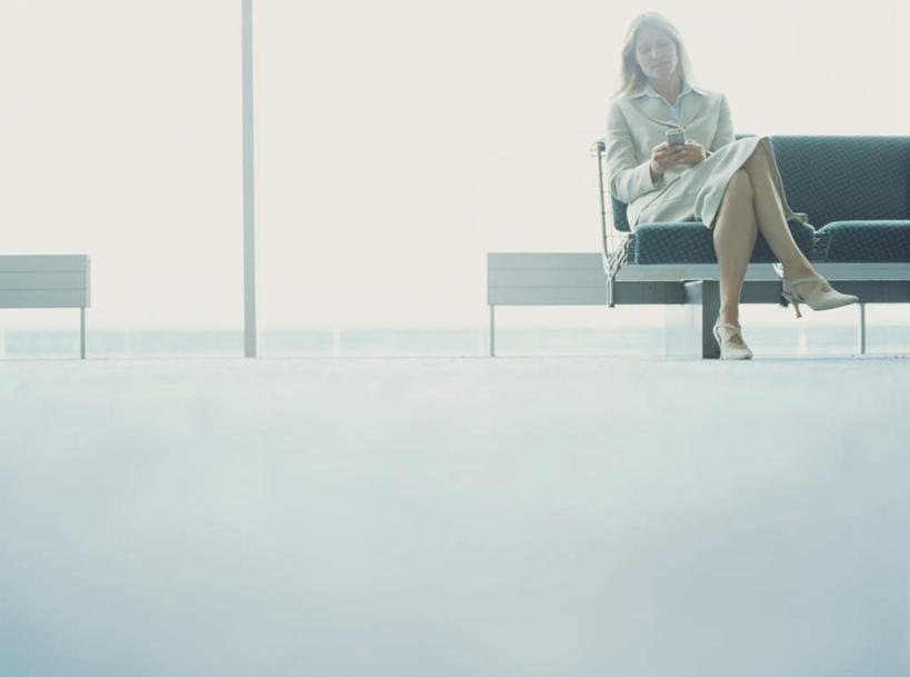 西方人,一个人,商务人士,商务女性,机场,坐,打电话,横图,室内,白天,正面,窗户,落地窗,飞机,飞机场,电话,手机,椅子,欧洲,欧洲人,仅一个女性,仅一个人,握,套装,交通,二郎腿,拿,拿着,注视,通讯设备,航空,候机厅,玻璃窗,蓝色,停机坪,交通工具,观察,看,仅一个中年女性,金色,握着,运输,观看,察看,客机,关注,载具,候机室,商务装,工薪阶层,排椅,待机室,交流,女人,女性,中年女性,白种人,长发,白领,上班族,航空站,空港,沟通,通话,坐着,彩图,全身