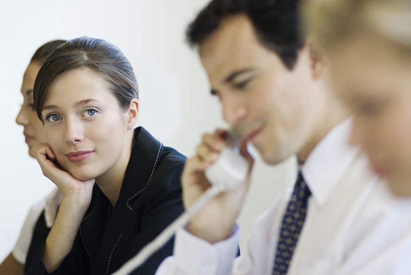 西方人,四个人,同事,商务人士,商务男性,商务女性,坐,笑,打电话,微笑,横图,室内,白天,正面,衬衫,成功,合作,团队,集体,信心,电话,欧洲,欧洲人,撑,握,套装,朦胧,模糊,墙,拿,拿着,托腮,注视,通讯设备,队伍,墙壁,墙面,话筒,观察,看,托,电话线,握着,观看,察看,领导,固定电话,倾听,成就,关注,托下巴,商务装,合伙,领袖,工薪阶层,交流,男人,男性,年轻女性,女人,女性,中年男性,白种人,白领,上班族,电话机,沟通,通话,坐着,半身,彩图,衬衣