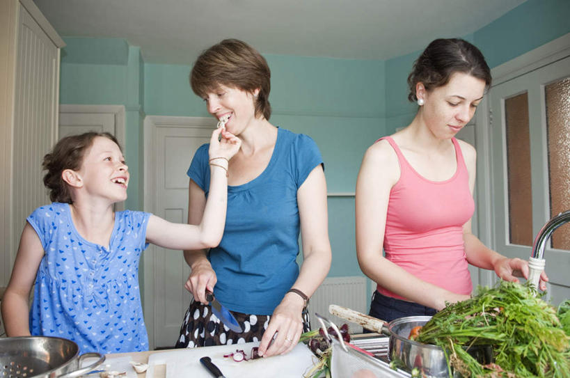 西方人,儿童,中年人,三个人,家庭,母亲,女儿,站,笑,微笑,露齿笑,横图,室内,白天,正面,T恤衫,烹饪,纯洁,竞争,厨房,天花板,桌面,桌子,萝卜,胡萝卜,蔬菜,厨具,金属制品,欧洲,欧洲人,对抗,喂食,握,服装,新鲜,冲突,金属,背心,锅子,水槽,水龙头,墙,食品,案板,刀具,拿,T恤,拿着,注视,休闲装,破坏,水斗,锅,开关,墙壁,墙面,砧板,食物,小孩,衣服,红色,蓝色,刀,打开,观察,看,站着,休闲,温暖,温馨,母女,一家人,休闲服,武器,可爱,母爱,童年,童趣,战争,握着,服饰,有机食品,绿色食品,锅具,观看,损坏,阀门,和睦,察看,攻击,开启,威胁,对立,关注,矛盾,兵器,防御,童真,烂漫,无邪,烹饪用具,敌对,挫败,斗争,抗拒,抗衡,凶器,杀伤,威慑,水咀,天真,危险,女孩,女人,女性,中年女性,白种人,孩子,烹调用具,红萝卜,甘荀,烹调,清洗,洗涤,站立,半身,彩图,灶间,厨房料理台,融洽,匕首,女生,料理台