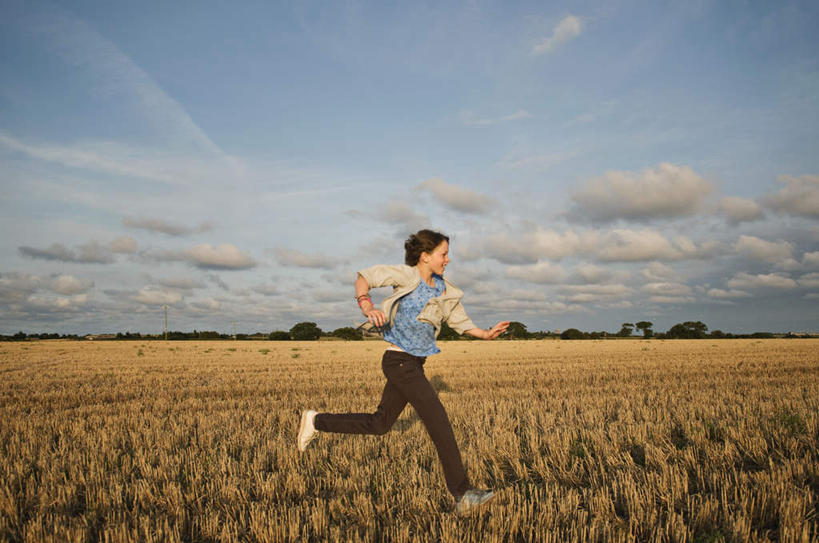 西方人,儿童,一个人,农田,横图,室外,白天,侧面,衬衫,纯洁,庄稼,农作物,秋季,植物,欧洲,欧洲人,仅一个女性,仅一个人,奔驰,阴影,服装,光线,影子,云,云朵,云彩,注视,休闲装,树,树木,小孩,衣服,蓝色,绿色,白云,蓝天,天空,阳光,自然,天,奔跑,观察,看,仅一个小孩,休闲,休闲服,可爱,童年,童趣,服饰,生长,晴朗,成长,观看,察看,关注,童真,烂漫,无邪,天真,女孩,女人,女性,白种人,孩子,晴空,秋,秋天,彩图,全身,衬衣,耕地,庄稼田,女生