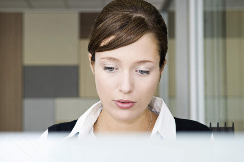 西方人,脸,头,脸颊,头发,一个人,商务人士,商务女性,站,横图,室内,特写,白天,正面,欧洲,欧洲人,仅一个年轻女性,仅一个女性,仅一个人,套装,朦胧,模糊,装饰,方格,格子,墙,棕色,注视,肩膀,墙壁,墙面,观察,看,站着,观看,华丽,修饰,点缀,察看,关注,商务装,工薪阶层,衬托,美观,雅致,雅观,认真,年轻女性,女人,女性,白种人,头部,脸部,脸蛋,面部,白领,上班族,站立,半身,彩图