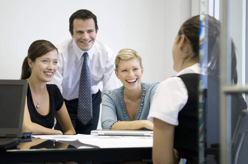 西方人,背部,四个人,同事,商务人士,商务男性,商务女性,站,坐,笑,说,微笑,露齿笑,横图,室内,白天,正面,衬衫,讨论,成功,合作,团队,集体,信心,电脑,笔记本电脑,门,桌面,桌子,椅子,欧洲,欧洲人,弯腰,套装,开会,会议,网络,材料,档案,文件,纸,办公桌,墙,注视,通讯设备,队伍,墙壁,墙面,把手,会议椅,门把手,手稿,资料,门框,观察,看,站着,观看,门把,办公椅,证明,察看,无线,领导,成就,关注,文档,通信设备,商务装,无线网络,合伙,领袖,无线上网,便携式电脑,工薪阶层,弯身,商务椅,培训椅,交流,手提电脑,男人,男性,年轻女性,女人,女性,中年男性,白种人,白领,上班族,沟通,讲话,交谈,拉手,商讨,说话,谈话,站立,坐着,半身,彩图,衬衣