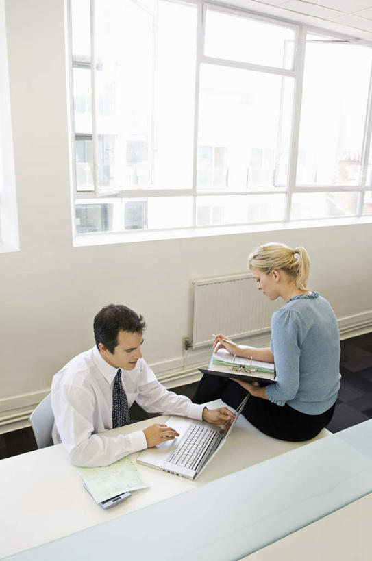 西方人,两个人,同事,商务人士,商务男性,商务女性,坐,笑,微笑,竖图,俯视,室内,白天,衬衫,成功,合作,团队,集体,信心,电脑,笔记本电脑,窗户,桌子,椅子,欧洲,欧洲人,敲打,握,套装,网络,材料,档案,文件,纸,办公桌,墙,拿,拿着,注视,输入,通讯设备,队伍,玻璃窗,墙壁,墙面,会议椅,手稿,资料,打字,观察,看,握着,观看,点击,敲击,办公椅,证明,察看,无线,领导,成就,关注,文档,通信设备,商务装,无线网络,合伙,领袖,无线上网,便携式电脑,工薪阶层,商务椅,培训椅,按键,手提电脑,男人,男性,年轻女性,女人,女性,中年男性,白种人,白领,上班族,坐着,半身,彩图,高角度拍摄,衬衣