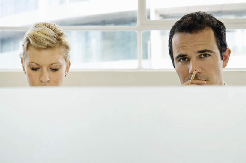 西方人,两个人,商务人士,商务男性,商务女性,坐,横图,室内,白天,正面,衬衫,窗户,欧洲,欧洲人,握,套装,朦胧,模糊,墙,拿,拿着,注视,玻璃窗,墙壁,墙面,观察,看,思考,握着,观看,察看,关注,隔间,商务装,工薪阶层,思虑,男人,男性,年轻女性,女人,女性,中年男性,白种人,白领,上班族,坐着,半身,彩图,衬衣