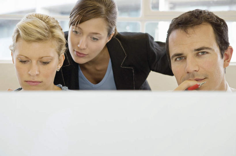 西方人,三个人,同事,商务人士,商务男性,商务女性,站,坐,笑,微笑,横图,室内,白天,正面,衬衫,成功,合作,团队,集体,信心,窗户,桌子,欧洲,欧洲人,弯腰,握,套装,笔,办公桌,办公用品,拿,拿着,注视,队伍,玻璃窗,文具,学习用品,观察,看,站着,握着,观看,文具用品,察看,领导,成就,关注,隔间,商务装,合伙,领袖,工薪阶层,弯身,男人,男性,年轻女性,女人,女性,中年男性,白种人,白领,上班族,站立,坐着,半身,彩图,衬衣