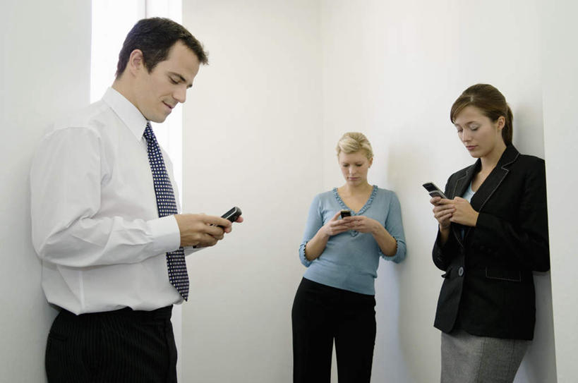 西方人,三个人,同事,商务人士,商务男性,商务女性,站,笑,打电话,微笑,横图,室内,白天,正面,衬衫,成功,合作,团队,集体,信心,窗户,电话,手机,欧洲,欧洲人,套装,墙,注视,通讯设备,队伍,玻璃窗,墙壁,墙面,观察,看,靠,靠着,站着,观看,察看,领导,成就,关注,商务装,合伙,领袖,工薪阶层,交流,男人,男性,年轻女性,女人,女性,中年男性,白种人,白领,上班族,沟通,通话,站立,半身,彩图,衬衣