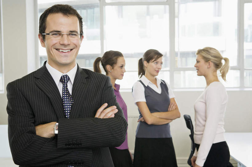 西方人,四个人,商务人士,商务男性,商务女性,站,笑,说,双手交叉,微笑,露齿笑,横图,室内,白天,正面,衬衫,讨论,窗户,桌子,椅子,欧洲,欧洲人,套装,办公桌,墙,注视,玻璃窗,墙壁,墙面,会议椅,观察,看,站着,观看,办公椅,察看,双手抱胸,关注,商务装,工薪阶层,商务椅,培训椅,交流,男人,男性,年轻女性,女人,女性,中年男性,白种人,白领,上班族,沟通,讲话,交谈,商讨,说话,谈话,站立,半身,彩图,衬衣