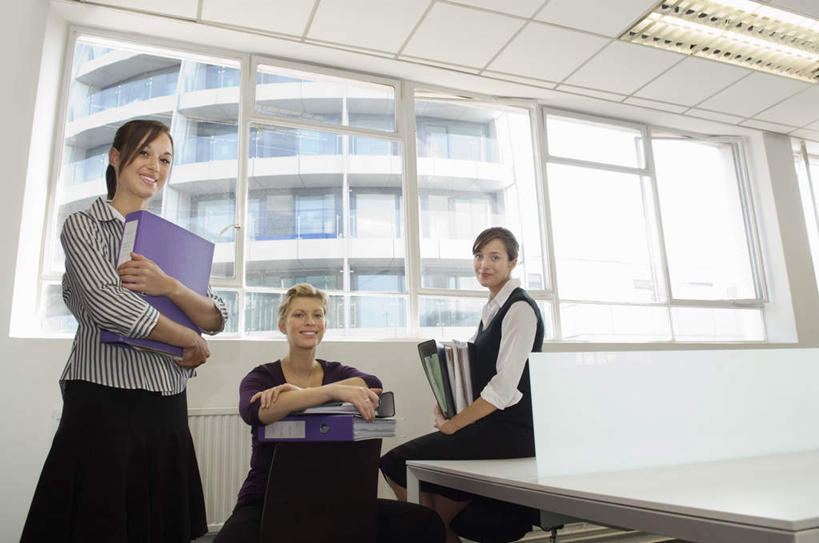 西方人,三个人,同事,商务人士,商务女性,站,坐,笑,微笑,露齿笑,横图,室内,白天,正面,成功,合作,团队,集体,信心,窗户,天花板,桌子,椅子,照明,欧洲,欧洲人,握,套装,材料,档案,文件,纸,办公桌,墙,灯光,拿,拿着,注视,队伍,顶灯,玻璃窗,墙壁,墙面,灯,会议椅,手稿,资料,灯具,观察,看,站着,握着,观看,办公椅,证明,照亮,察看,领导,照明设备,成就,关注,文档,商务装,合伙,领袖,工薪阶层,商务椅,培训椅,年轻女性,女人,女性,白种人,白领,上班族,站立,坐着,半身,彩图