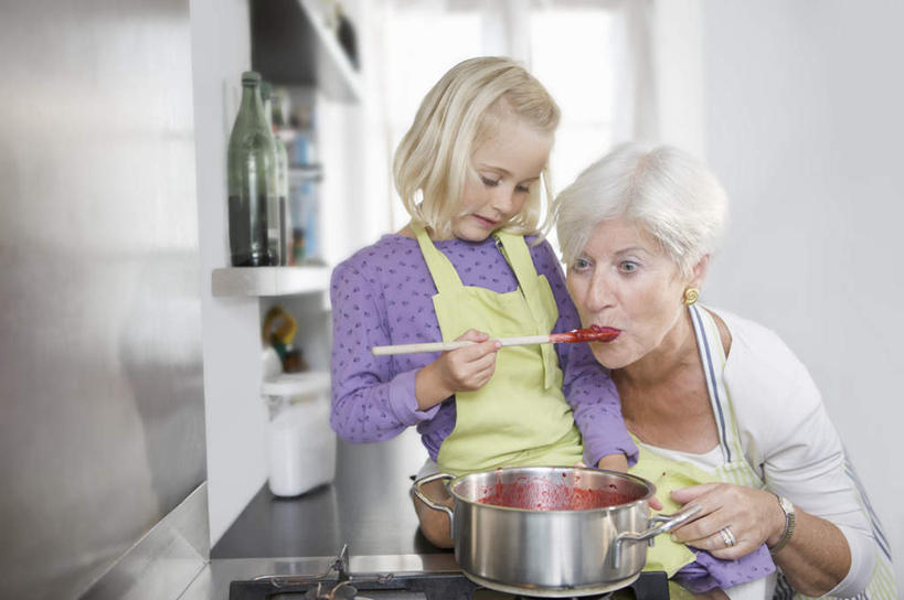 西方人,儿童,老年人,两个人,家庭,祖母,站,坐,抱,笑,微笑,横图,室内,白天,正面,烹饪,纯洁,窗户,厨具,金属制品,欧洲,欧洲人,服装,朦胧,模糊,金属,木制,锅子,围裙,勺子,炉灶,注视,休闲装,锅,玻璃窗,小孩,衣服,木制品,调羹,汤匙,观察,看,站着,休闲,温暖,温馨,一家人,休闲服,可爱,童年,童趣,服饰,奶奶,锅具,抱着,观看,祖孙,和睦,察看,搂着,关注,童真,烂漫,无邪,烹饪用具,外婆,外孙女,外祖母,尝试,天真,老年女性,女孩,女人,女性,白种人,孩子,孙女,烹调用具,搂,搂抱,烹调,站立,坐着,半身,彩图,融洽,女生