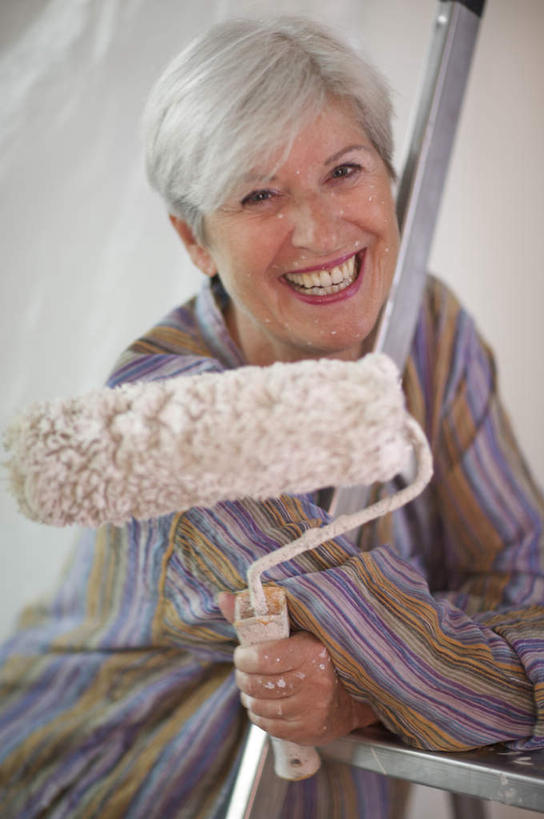 西方人,头发,一个人,站,笑,攀登,微笑,露齿笑,竖图,室内,白天,侧面,装修,欧洲,欧洲人,仅一个女性,仅一个人,握,条纹,服装,梯子,阶梯,墙,拿,拿着,注视,休闲装,装潢,墙壁,墙面,衣服,白色,粉刷,刷子,观察,看,靠,靠着,站着,休闲,休闲服,爬,握着,服饰,仅一个老年女性,观看,上升,油漆,滚筒刷,涂料,察看,关注,人字梯,滚刷,登高,老年女性,女人,女性,白种人,攀爬,站立,半身,彩图,滚筒,短发