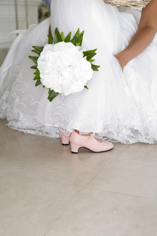 西方人,儿童,背部,两个人,家庭,母亲,女儿,新娘,客厅,站,蹲,抱,竖图,室内,白天,正面,裙子,婚礼,快乐,纯洁,叶子,欧洲,欧洲人,握,连衣裙,庆祝,盛开,瓷砖,地砖,捧花,手捧花,绿叶,地面,结婚,拿,花蕾,拿着,花,花瓣,花朵,鲜花,小孩,白色,花束,花苞,花蕊,站着,一束,温暖,温馨,喜庆,母女,一家人,嫩叶,可爱,母爱,童年,童趣,握着,抱着,纪念,和睦,起居室,搂着,花童,童真,烂漫,无邪,小傧相,客堂,婚礼捧花,天真,年轻女性,女孩,女人,女性,白种人,孩子,年轻人,叶,叶片,蹲着,搂,搂抱,站立,半身,彩图,高兴,融洽,女生