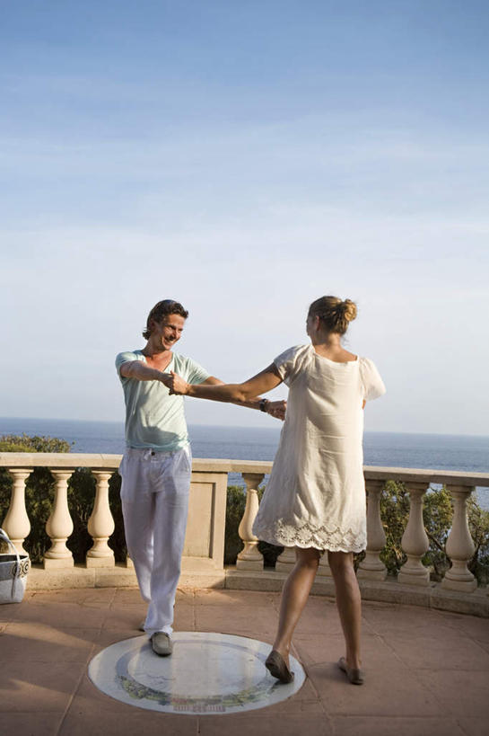 西方人,背部,两个人,夫妻,栏杆,露台,站,握手,笑,微笑,露齿笑,竖图,室外,白天,正面,裙子,T恤衫,爱情,跳舞,阳台,欧洲,欧洲人,阴影,连衣裙,服装,光线,影子,云,云朵,围栏,浪漫,T恤,云彩,注视,休闲装,护栏,相视,衣服,蓝色,白云,蓝天,天空,阳光,天,观察,看,站着,休闲,面对面,休闲服,恩爱,恋人,服饰,晴朗,观看,对视,察看,互视,关注,相对,舞姿,相看,男人,男性,年轻女性,女人,女性,中年男性,白种人,夫妇,情侣,晴空,搀手,拉手,手搀手,手拉手,手牵手,手握手,站立,彩图,全身,舞蹈,露天阳台,伴侣