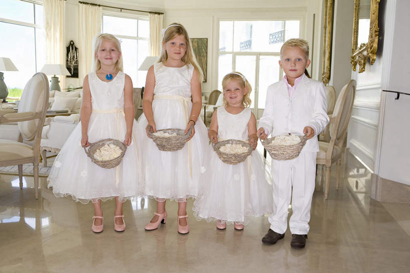 西方人,儿童,四个人,家庭,兄弟,姐妹,站,捧,笑,交叉,微笑,横图,室内,白天,正面,衬衫,裙子,纯洁,窗户,竹子,椅子,欧洲,欧洲人,一堆,一排,许多,堆叠,堆积,竹制,连衣裙,整齐,盛开,编织,篮子,墙,地面,花蕾,注视,玻璃窗,墙壁,墙面,花,花瓣,花朵,鲜花,排列,小孩,白色,竹篮,花苞,花蕊,观察,看,站着,温暖,温馨,一家人,可爱,童年,童趣,观看,竹条,堆,交织,和睦,察看,竹制品,队列,关注,花童,童真,烂漫,无邪,穿插,小傧相,天真,男孩,男人,男性,女孩,女人,女性,白种人,端,端着,捧着,手捧,站立,彩图,全身,衬衣,融洽,男生,女生